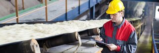 Transport von Zucker auf der Produktionslinie, Arbeitnehmer schreibt die Qualitätsinformationen 