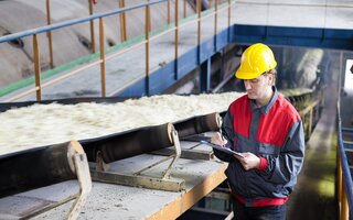 Transport von Zucker auf der Produktionslinie, Arbeitnehmer schreibt die Qualitätsinformationen 
